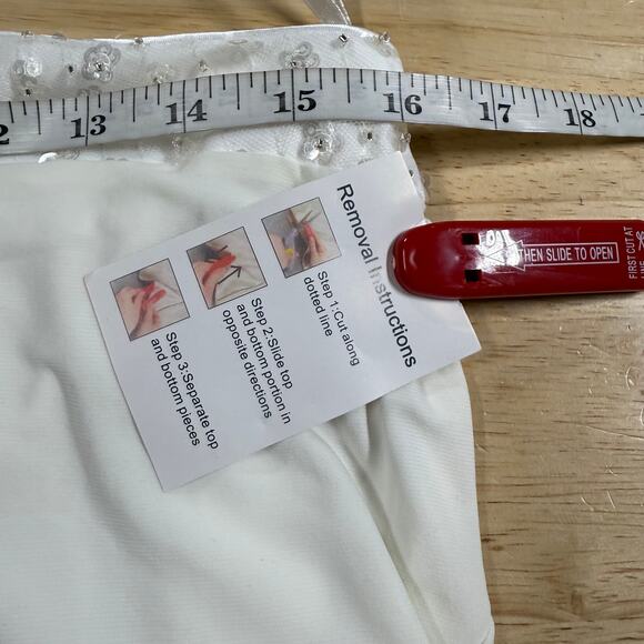 Mac Duggal NWT Floral Sequined Criss Cross Bodice Gown Size 10 White Cutout - Picture 7 of 8